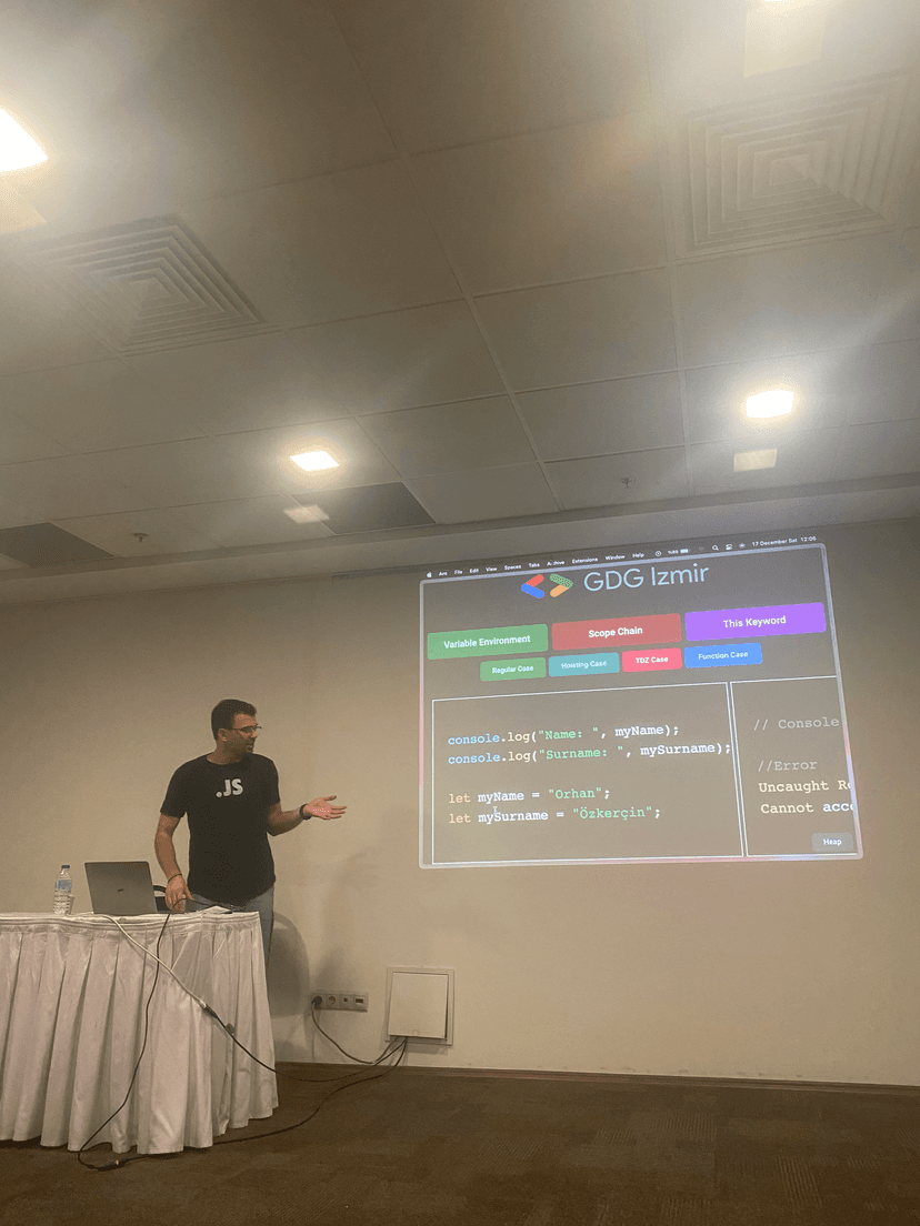 Orhan Ozkercin showing demo about JavaScript at GDG Izmir event