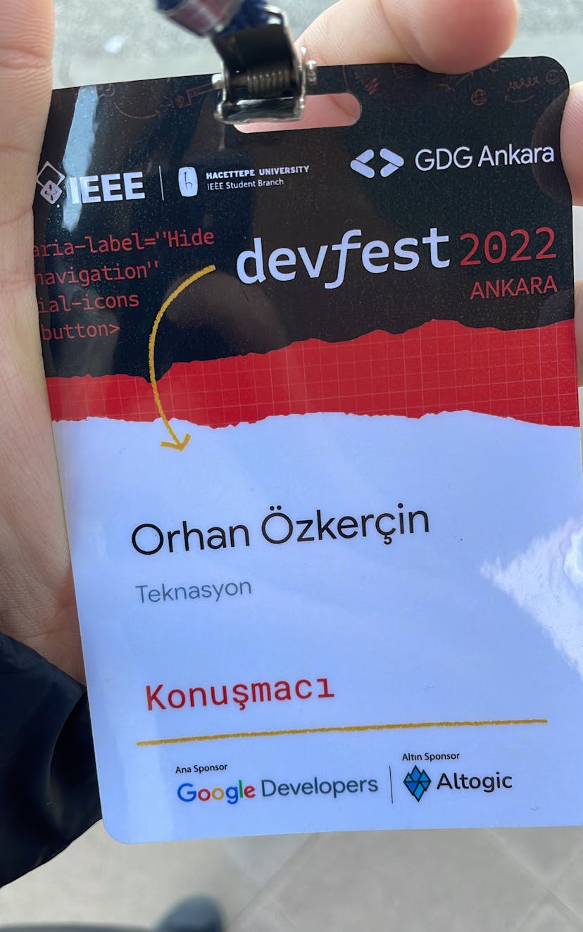 Orhan Ozkercin making presentation about JavaScript at GDG Ankara event